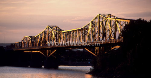 The Alexandra Bridge links Gatineau and Ottawa.